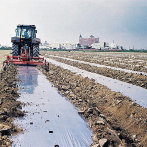 installing mulching membrane